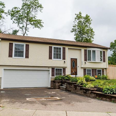 New! Updated Mystic Home W/ Sauna, Hot Tub & Deck Exterior foto