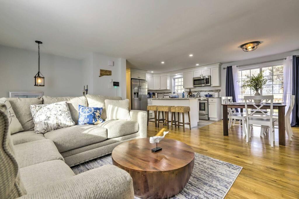 New! Updated Mystic Home W/ Sauna, Hot Tub & Deck Exterior foto