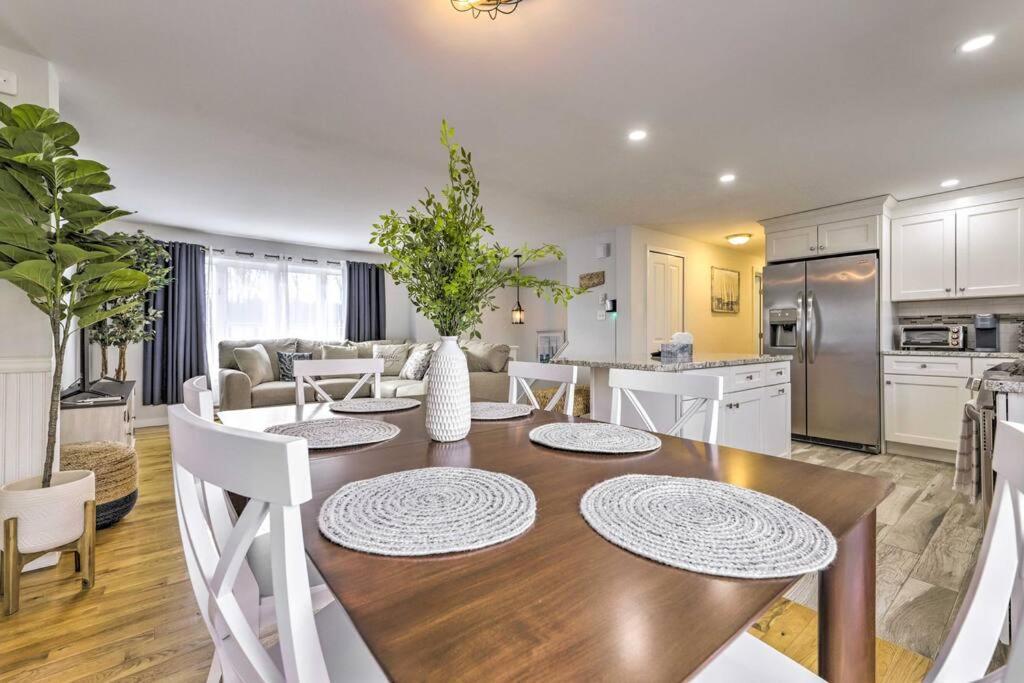 New! Updated Mystic Home W/ Sauna, Hot Tub & Deck Exterior foto