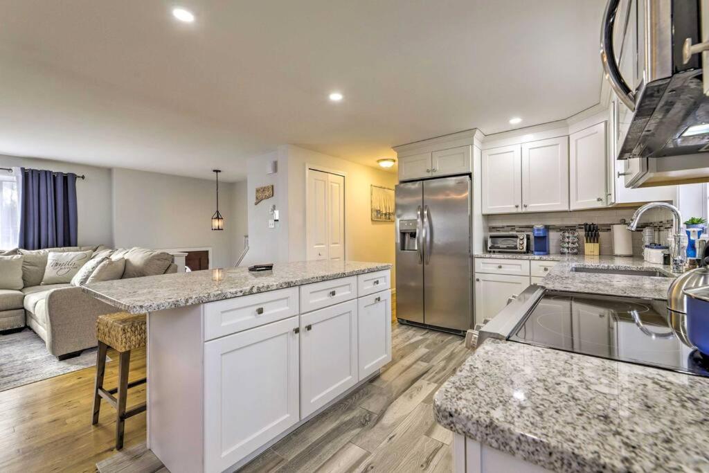 New! Updated Mystic Home W/ Sauna, Hot Tub & Deck Exterior foto