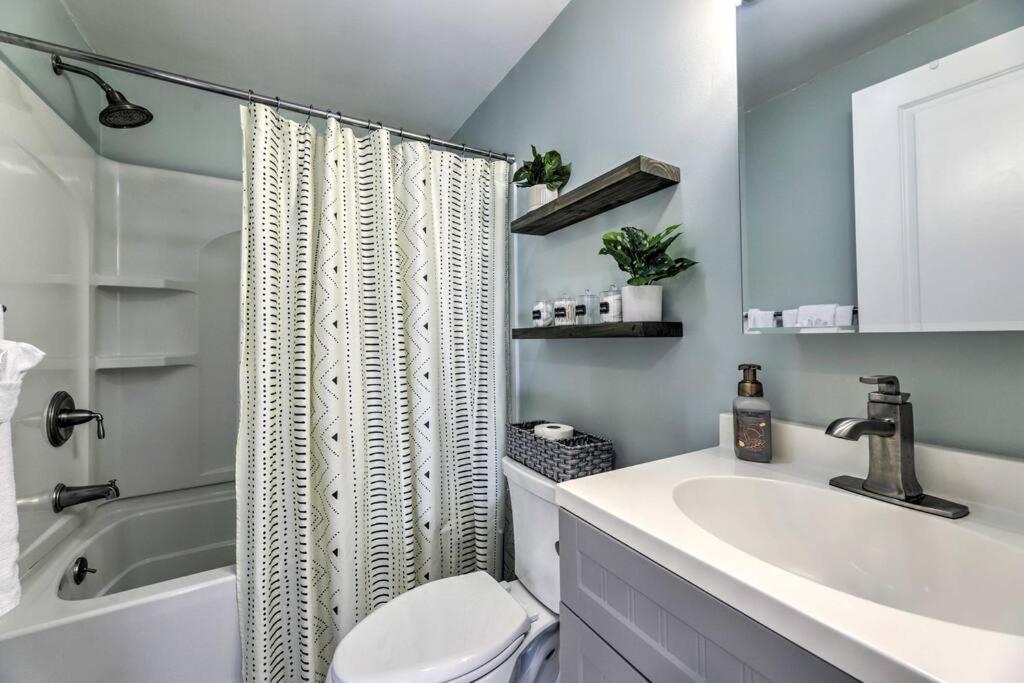 New! Updated Mystic Home W/ Sauna, Hot Tub & Deck Exterior foto