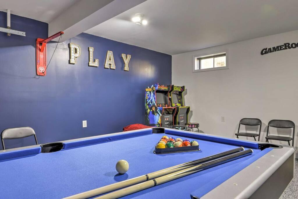 New! Updated Mystic Home W/ Sauna, Hot Tub & Deck Exterior foto