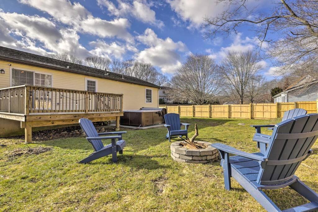 New! Updated Mystic Home W/ Sauna, Hot Tub & Deck Exterior foto