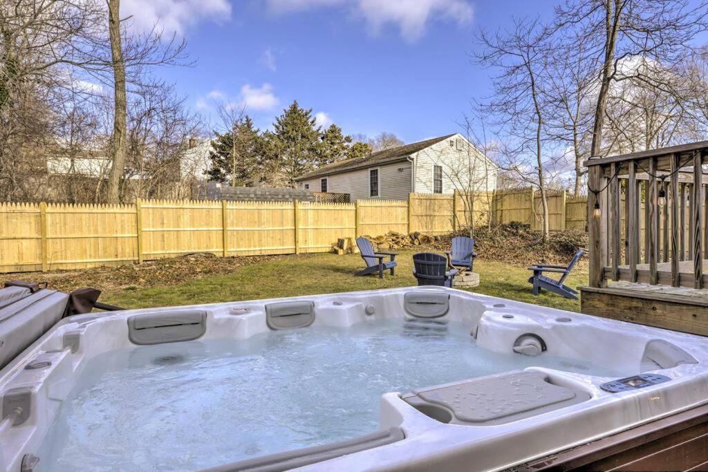 New! Updated Mystic Home W/ Sauna, Hot Tub & Deck Exterior foto