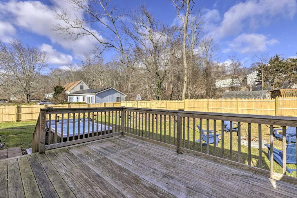 New! Updated Mystic Home W/ Sauna, Hot Tub & Deck Exterior foto