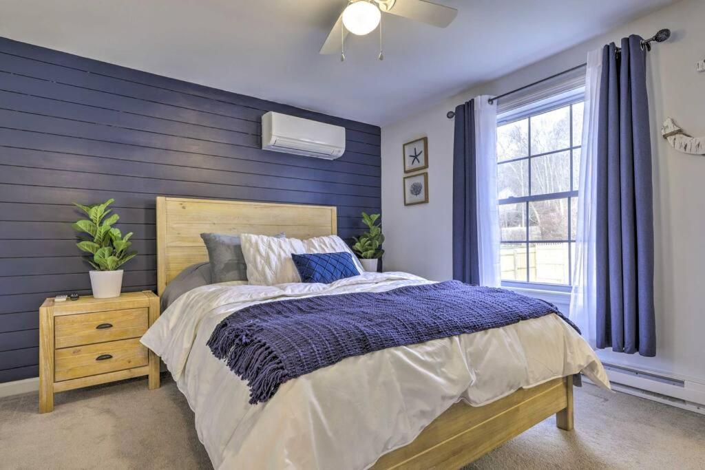 New! Updated Mystic Home W/ Sauna, Hot Tub & Deck Exterior foto