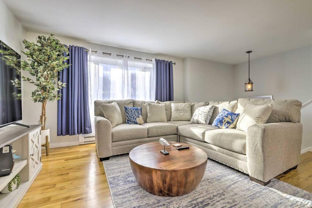 New! Updated Mystic Home W/ Sauna, Hot Tub & Deck Exterior foto