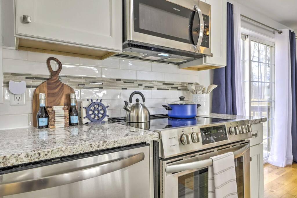 New! Updated Mystic Home W/ Sauna, Hot Tub & Deck Exterior foto