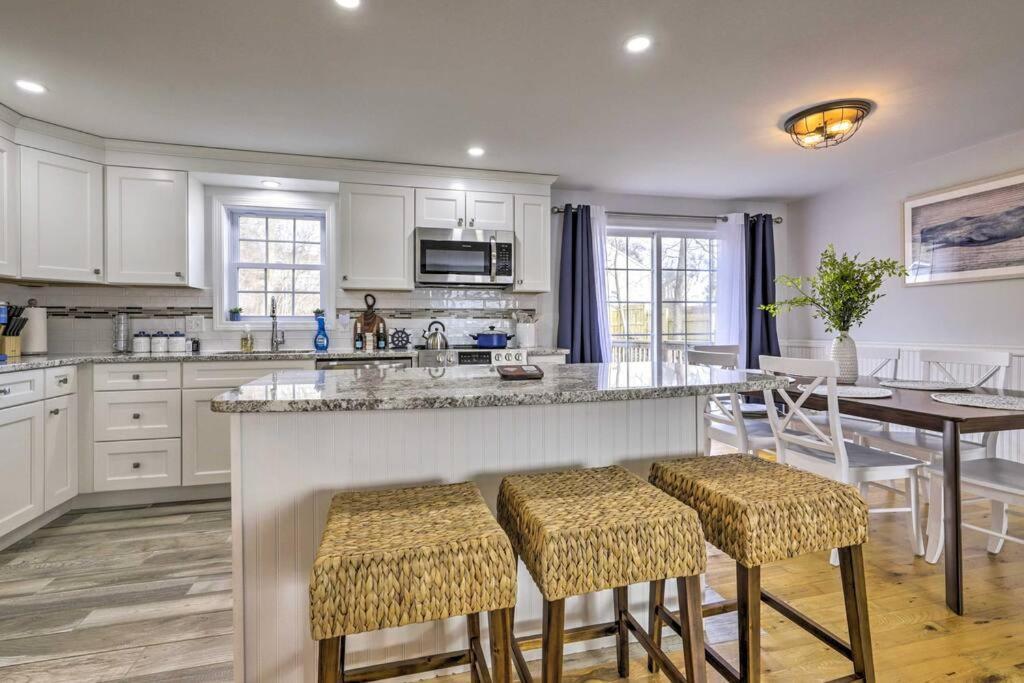 New! Updated Mystic Home W/ Sauna, Hot Tub & Deck Exterior foto