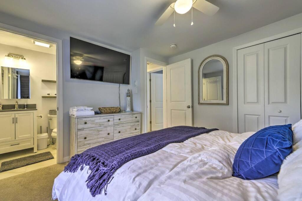 New! Updated Mystic Home W/ Sauna, Hot Tub & Deck Exterior foto