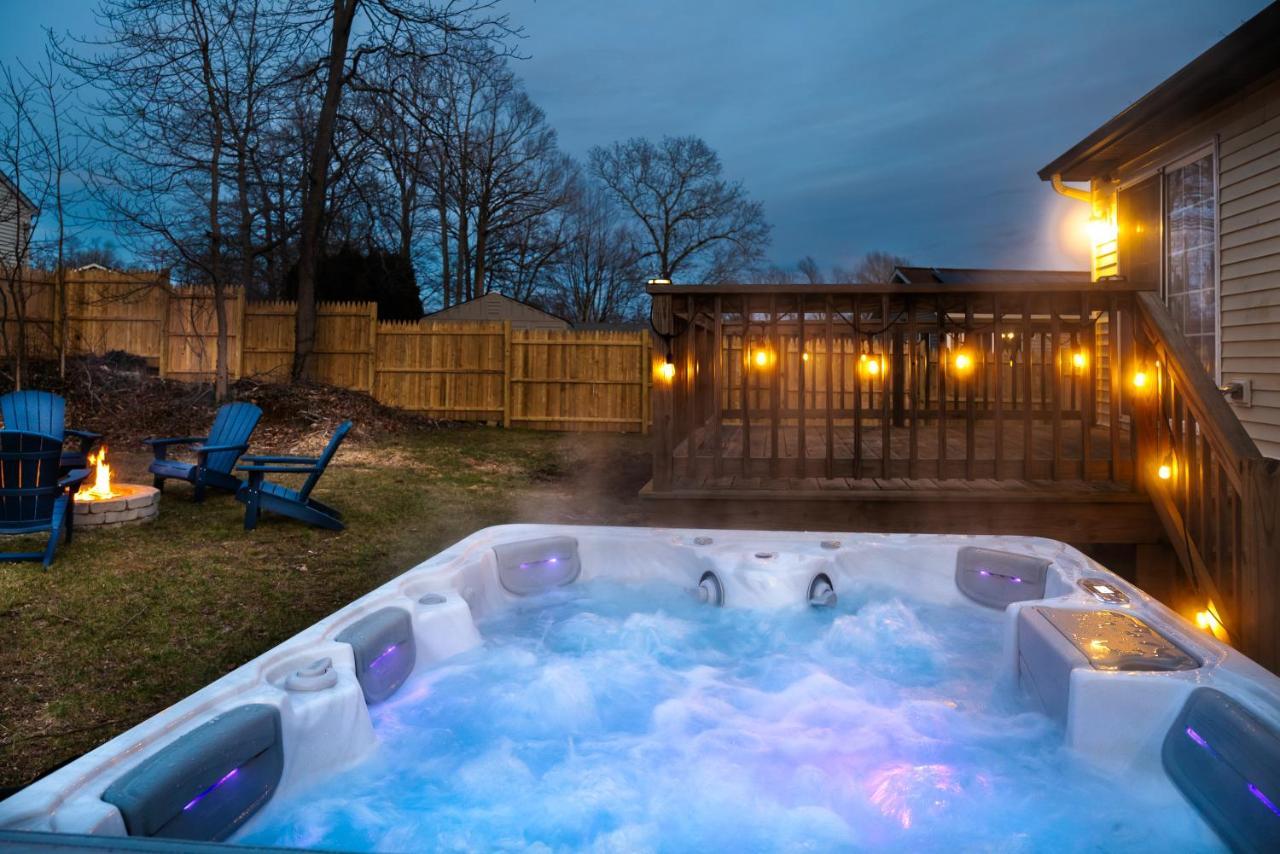 New! Updated Mystic Home W/ Sauna, Hot Tub & Deck Exterior foto