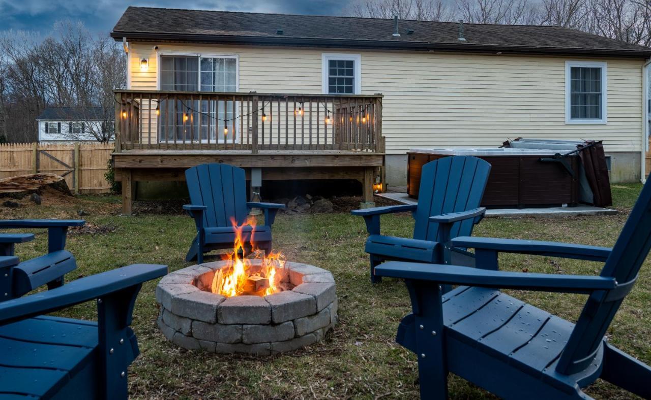 New! Updated Mystic Home W/ Sauna, Hot Tub & Deck Exterior foto