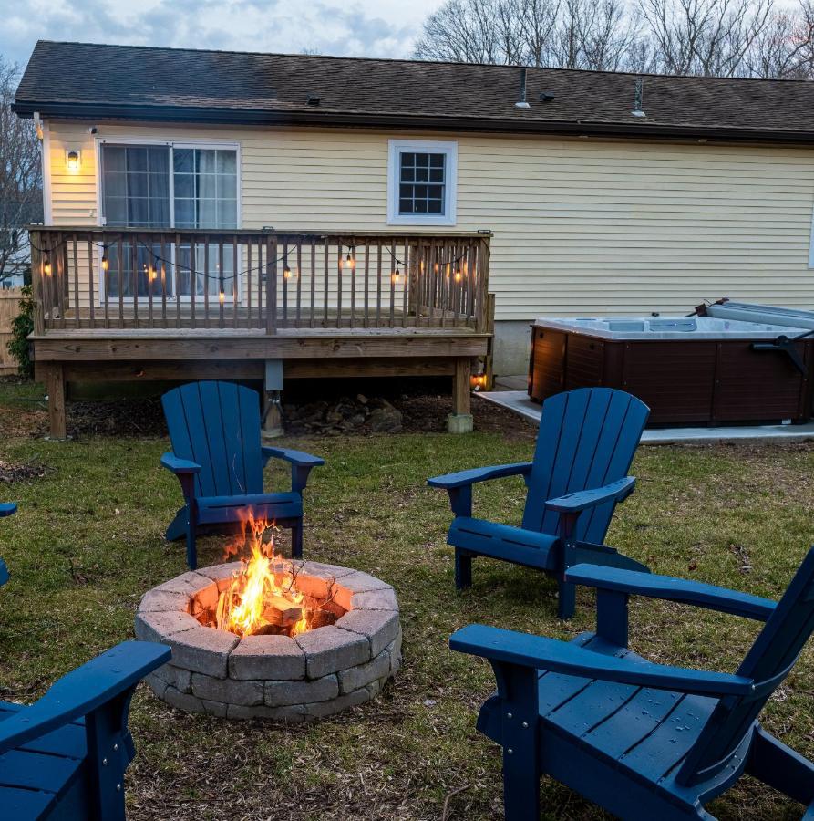 New! Updated Mystic Home W/ Sauna, Hot Tub & Deck Exterior foto