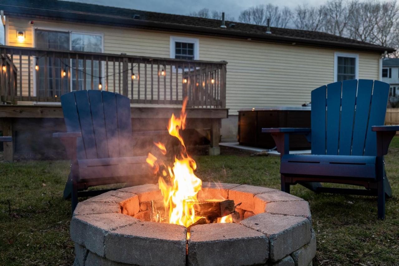 New! Updated Mystic Home W/ Sauna, Hot Tub & Deck Exterior foto