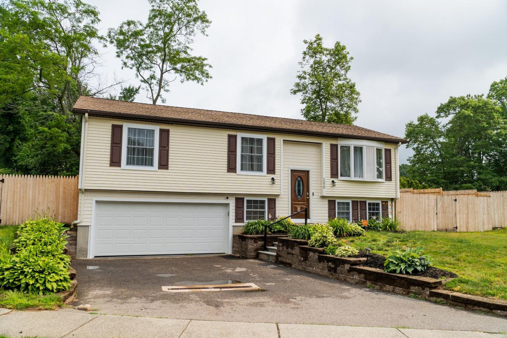 New! Updated Mystic Home W/ Sauna, Hot Tub & Deck Exterior foto