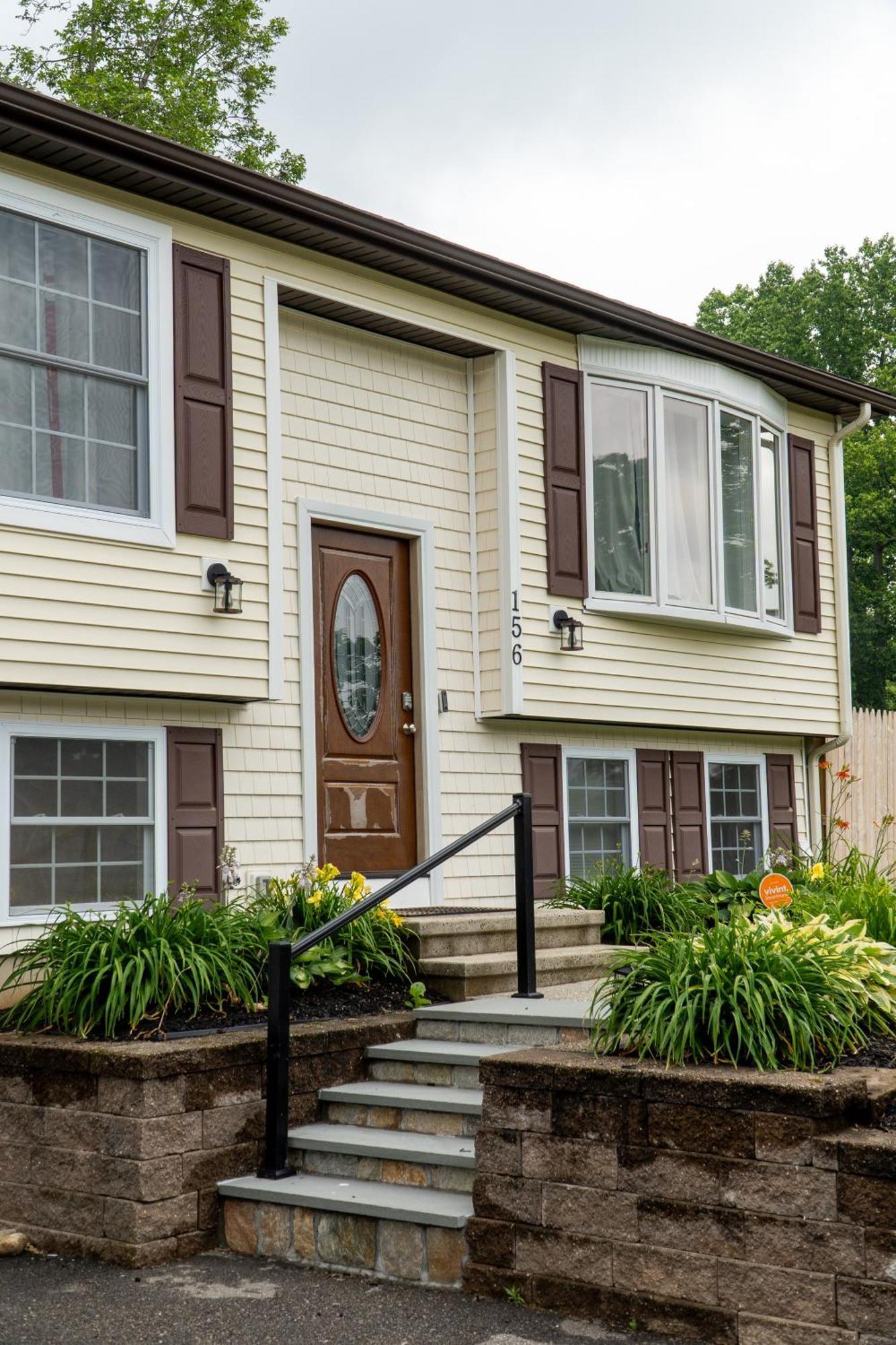 New! Updated Mystic Home W/ Sauna, Hot Tub & Deck Exterior foto