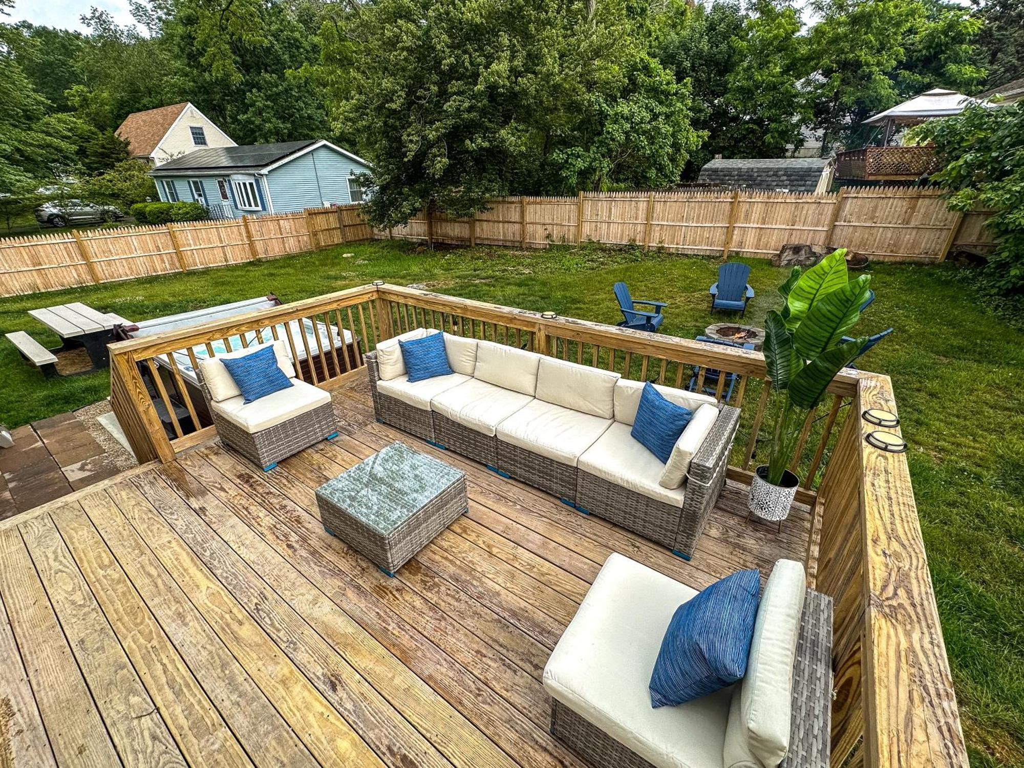 New! Updated Mystic Home W/ Sauna, Hot Tub & Deck Exterior foto